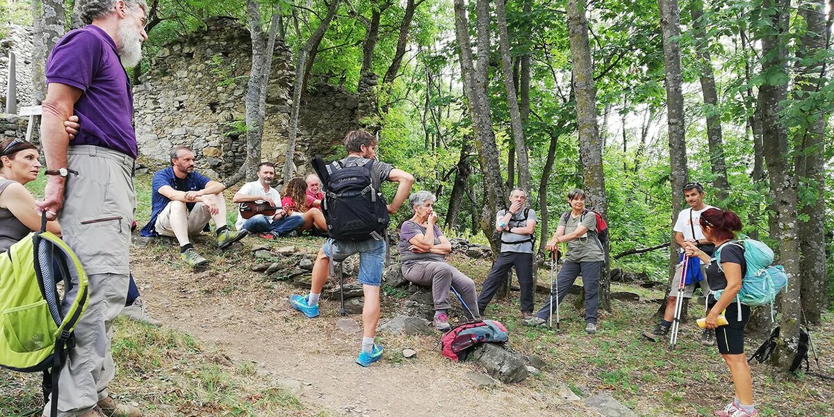 Escursionisti a Tàit Bartola, borgata sul sentiero dell'ecomuseo della Segale