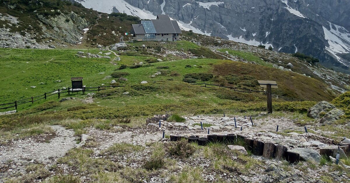 La stazione botanica in fase di preparazione e sullo sfondo il rifugio Garelli | D. Barberis.