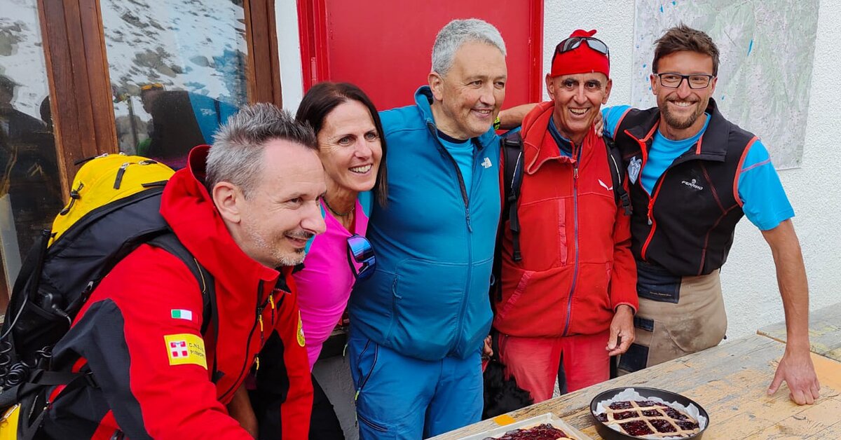 Da destra: Marco Ghibaudo, Paolo Salsotto, Piermario Giordano, Cristiana Uberto (revisore dei conti Cai Cuneo) e Emanuel Parracone, volontario del Soccorso alpino.