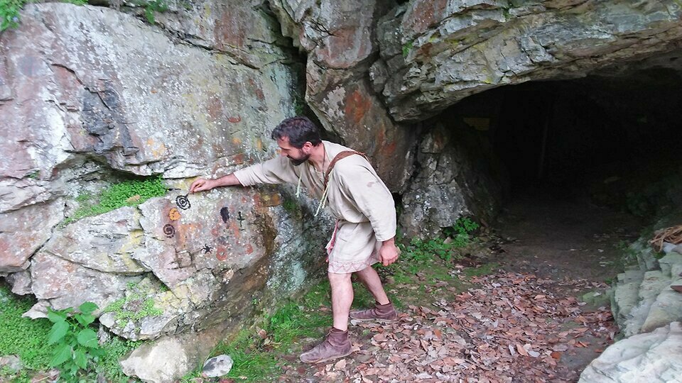 Un archeologo davanti all'ingresso delle grotte durante l'animazione di Storie di uomini e orsi
