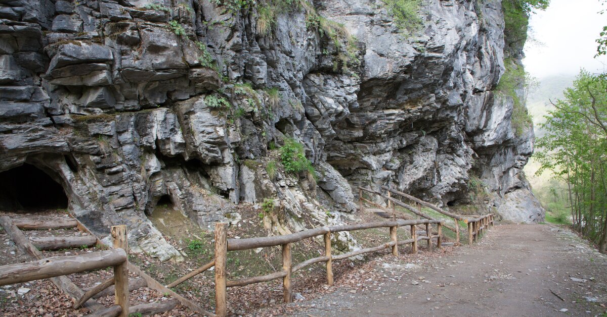 Fotografia: l'ingresso delle Grotte del Bandito di Roaschia | G. Bernardi.