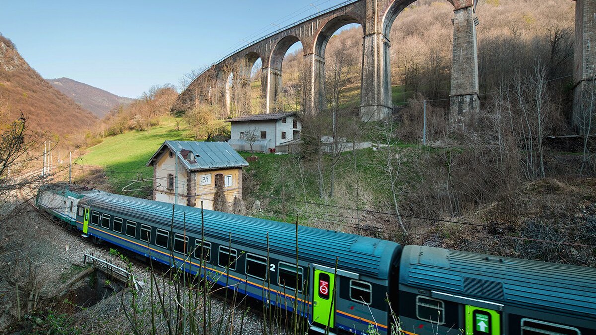 Fotografia: il treno all'uscita della galleria elicoidale di Vernante e sullo sfondo il ponte Salet | C. Corti.
