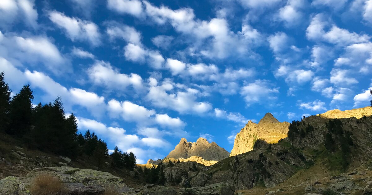 Fotografia: Tramonto sulla catena del CAI e sulla Cima di Nasta. Il cielo si caratterizza per la presenza di cirrocumuli.