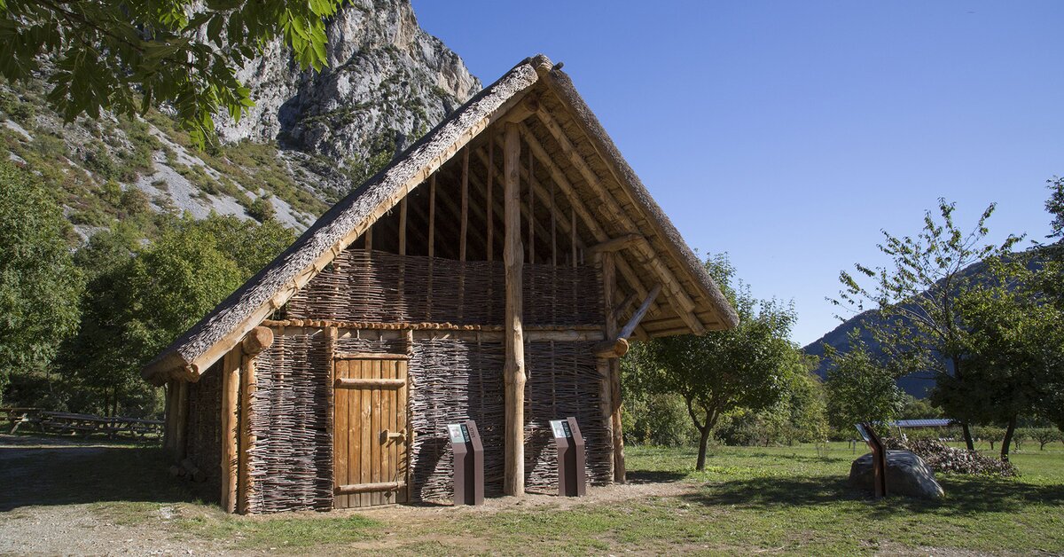 Fotografia: la capanna del parco archeologico di Valdieri. G. Bernardi