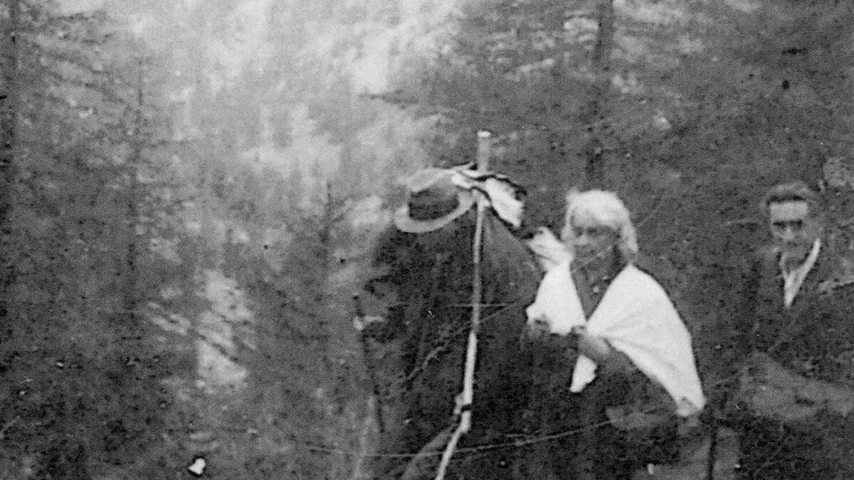 Fotografia storica in bianco e nero: La famiglia Roman, rifugiata a Saint-Martin-Vésubie, passa in Italia dopo l’invasione della zona di occupazione italiana da parte dei Tedeschi l’8 settembre 1943. Passo di Ciriegia, Alpi Marittime, settembre 1943. Foto Charles Roman, coll. Alberto Cavaglion, Archivio Istituto piemontese per la storia della Resistenza e della società contemporanea “Giorgio Agosti”.