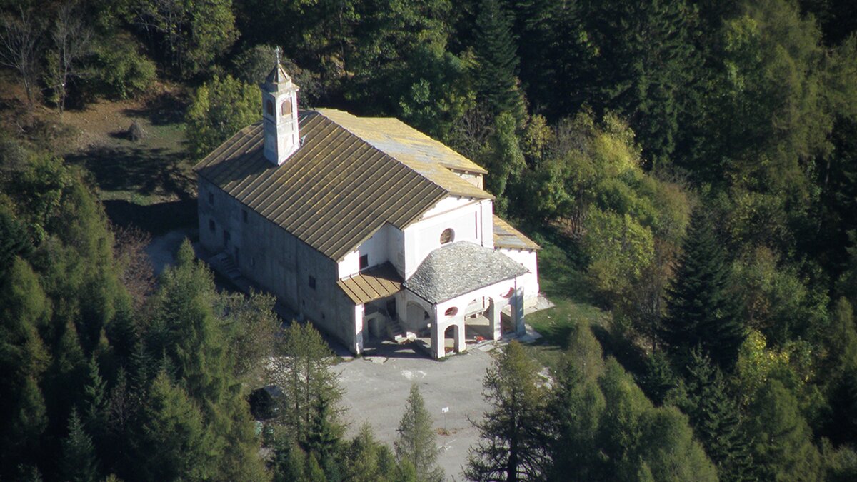 Fotografia: Il santuario di Madonna del Colletto dall'alto | A. Rivelli.