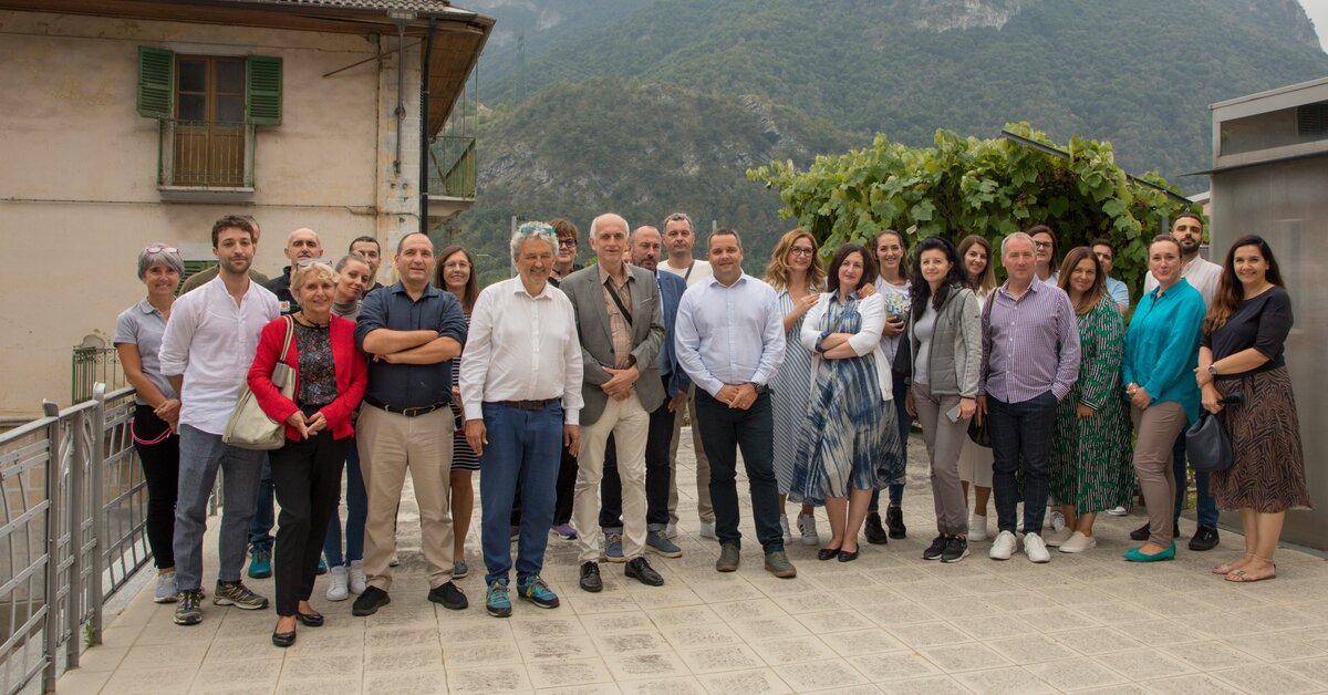 Fotografia: la delegazione a Valdieri con il presidente Piermario Giordano e il personale dell'Ente.