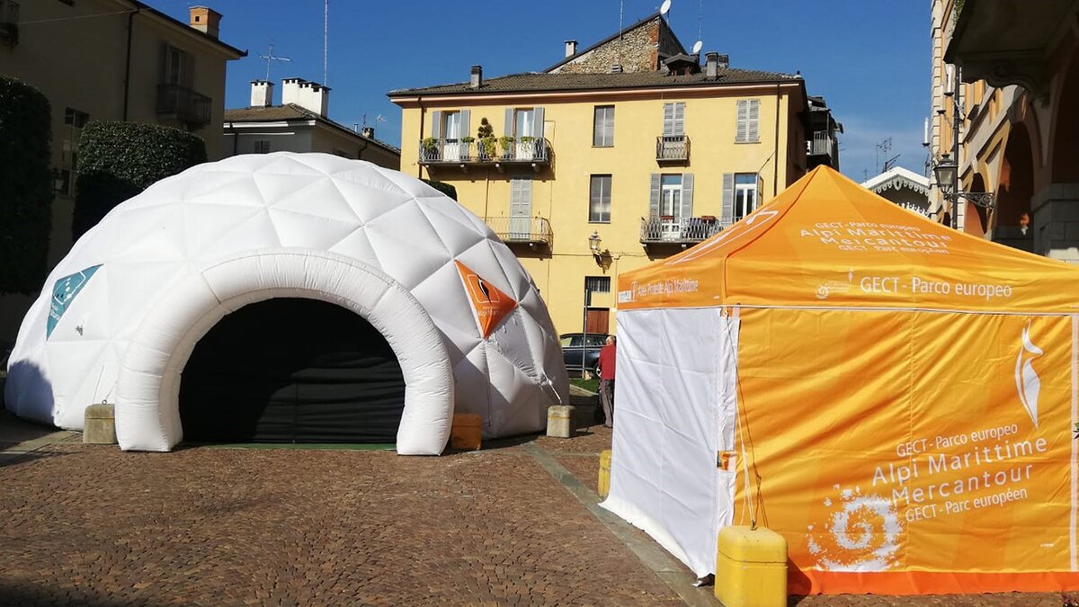 Fotografia: il palaclima e lo stand marchio Qualità Parco Apam in piazza Audiffredi a Cuneo | C. Audisio.