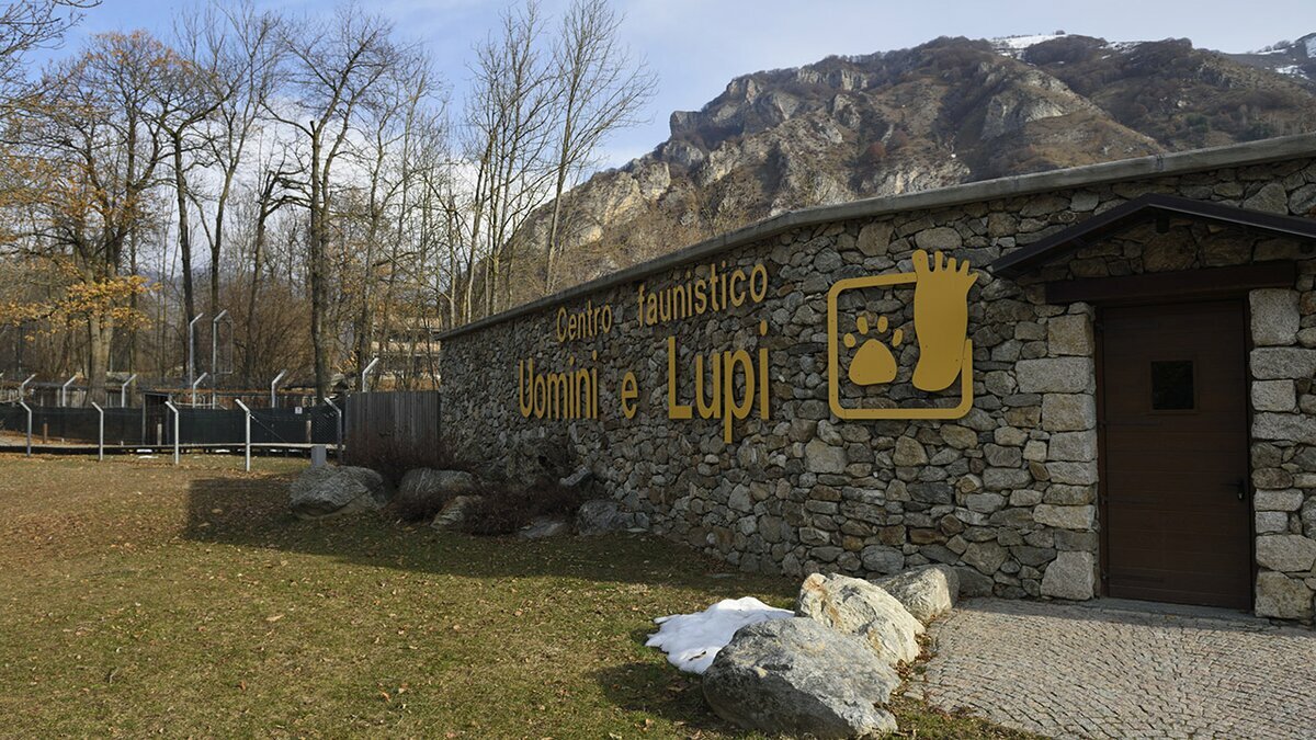 Nella fotografia: l'ingresso del Centro faunistico Uomini e Lupi.