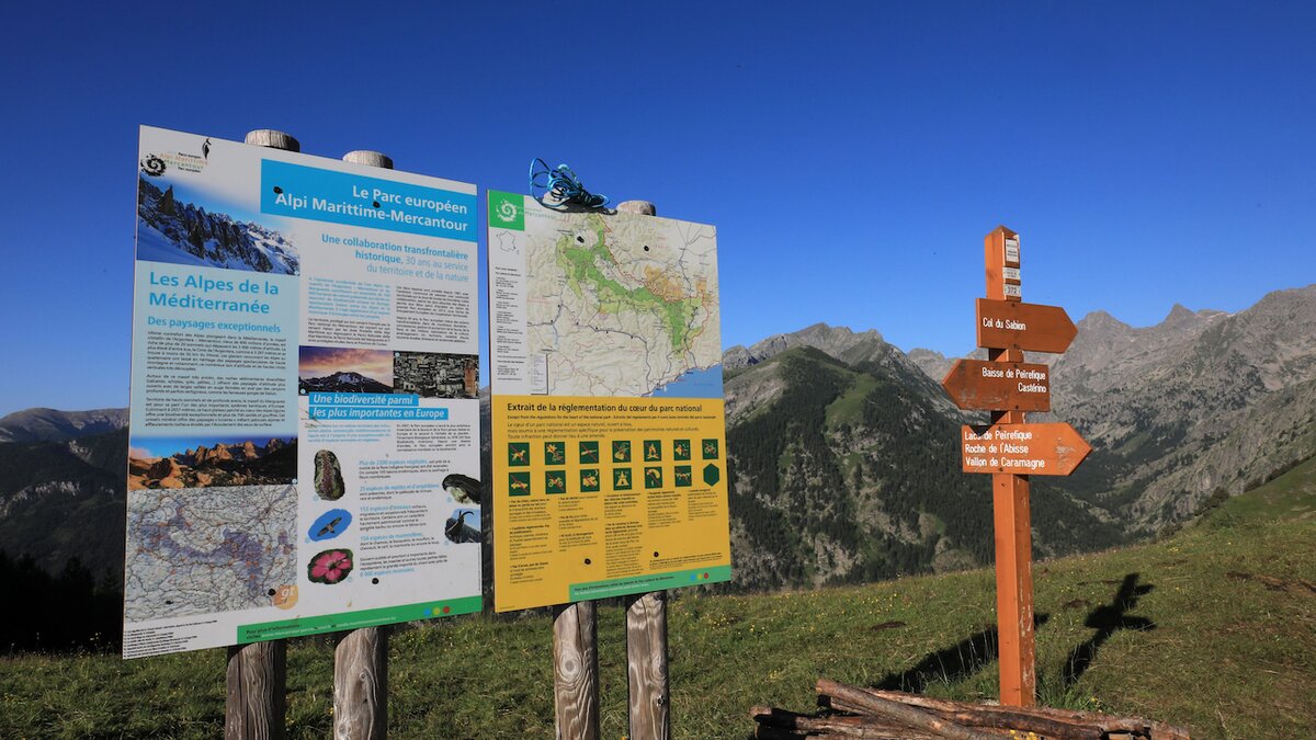 Nella fotografia: pannello sul territorio che informa i visitatori che si trovano nel Parco europeo Alpi Marittime Mercantour | G. Bernardi.