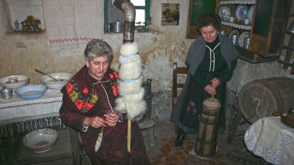 Nella fotografia: la filatura della lana una delle scene di antico mestiere presentata ad una delle scorse edizioni del presepe di Andonno.