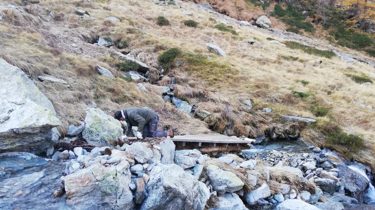 Nella fotografia: lavori sulla passerella per il rif. Remondino.