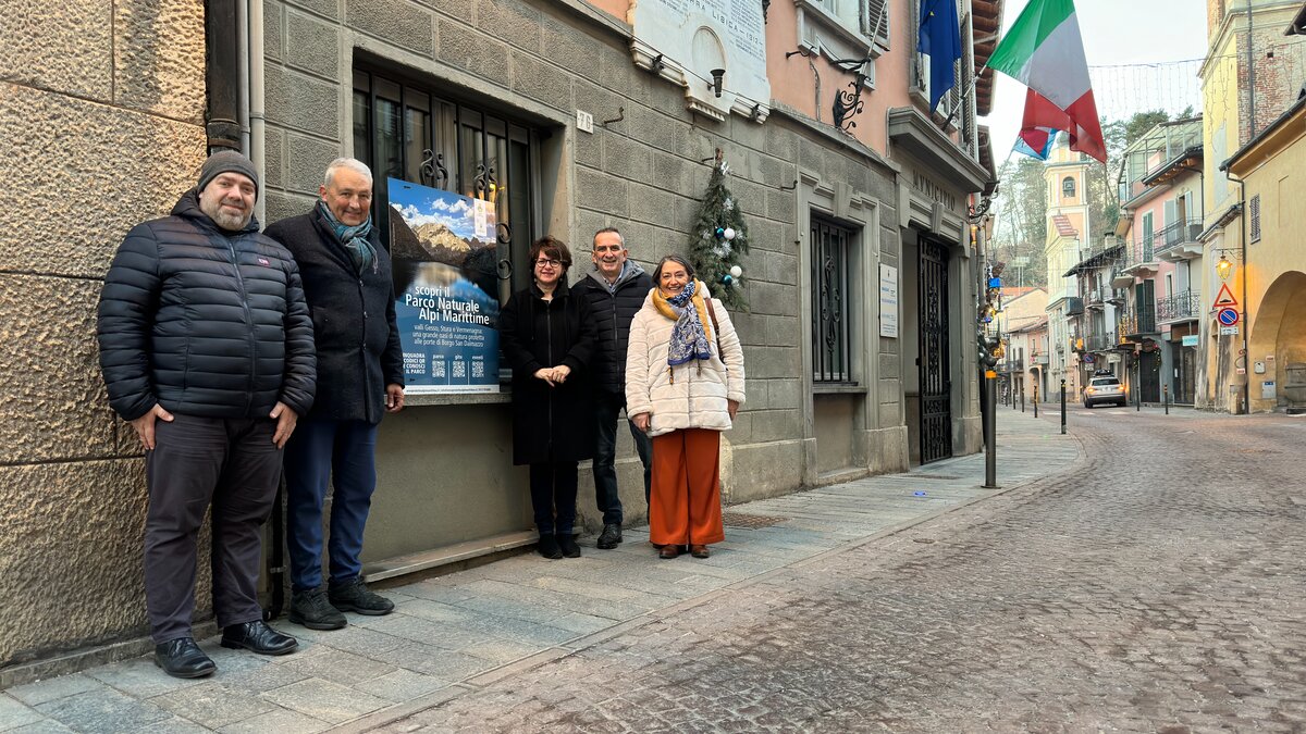 Nella fotografia: il cartello presso il Municipio di Borgo con ai lati la sindaca Robbione e il presidente Giordano con a sinistra l'assessore Armando, e poi gli assessori Boaglio e Galvagno. | G. Bernardi.