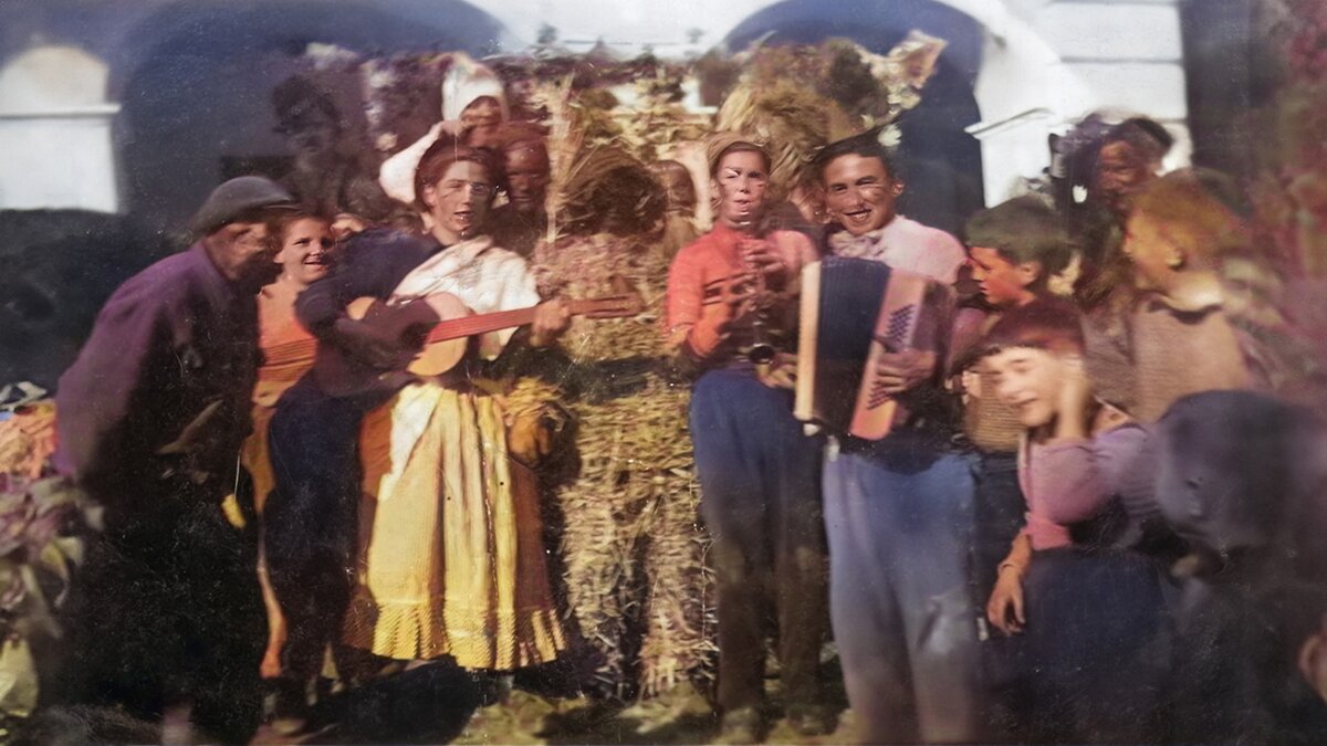 Fotografia: l'Orso di Segale, interpretato da Din del Papa, ritratto in una fotografia risalente agli anni '50 del '900: una delle sue ultime apparizioni al Carnevale di Valdieri prima del lungo letargo che lo ha tenuto lontano dalle scene fino al 2004 | Archivio R. Piacenza