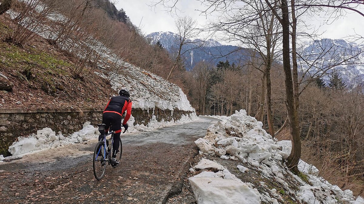 Nella fotografia: ciclista sulla strada comunale per il Pian delle Gorre | G. Bernardi.