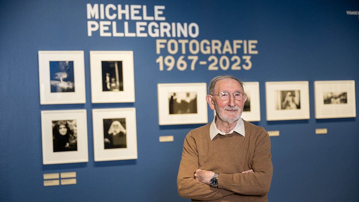 nella fotografia: Michele Pellegrino nella sala 6 di CAMERA | Arch. Fondazione CRC.