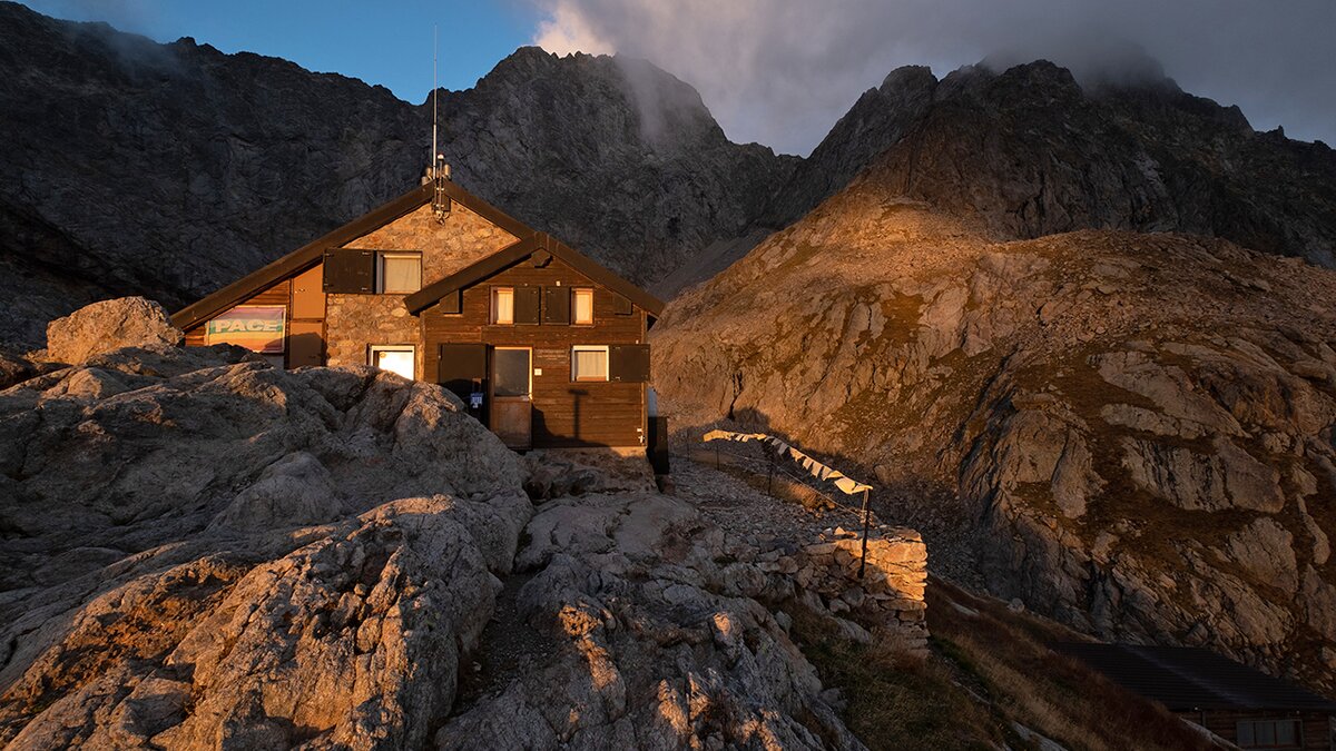 Nella fotografia: il rifugio Federici Marchesini al Pagarì all'alba | N. Villani.