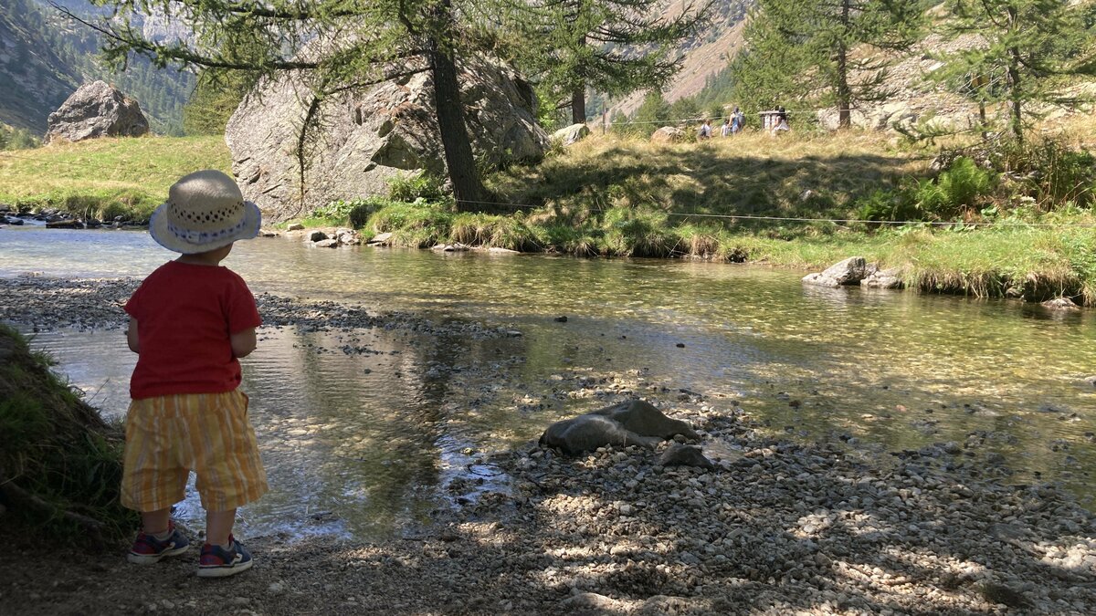 BIMBO DI ETÀ INFERIORE AI DUE ANNI A SUO AGIO lungo il torrente Gesso | I. BORGNA