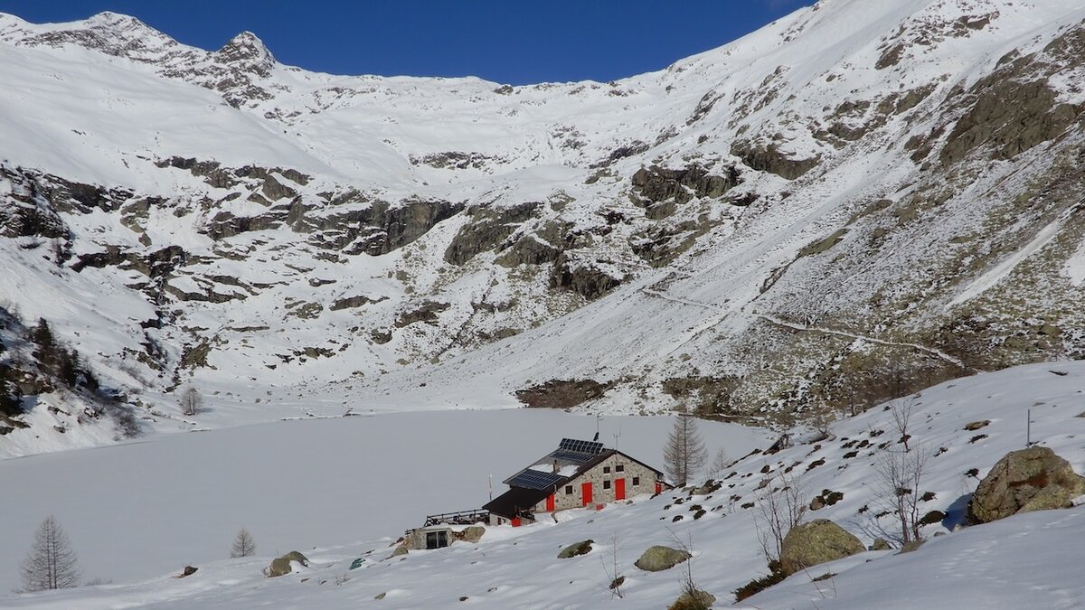 Nella foto: il rifugio Dante Livio Bianco e il lago della Sell ain veste invernale.