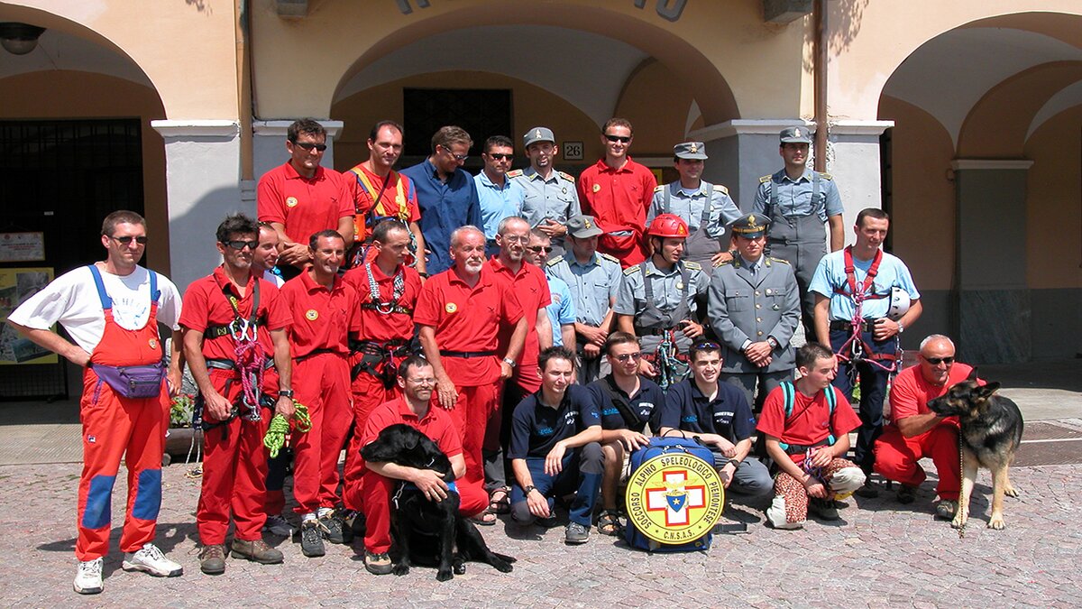 Una foto di inizio anni 2000 con alcuni dei volontari impegnati in un'esercitazione in Valle Gesso | A. Rivelli.