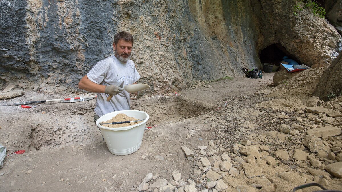 Nella foto Il dottor Stefano Viola, durante gli scavi ad Aisone nel 2023 | G. Bernardi.