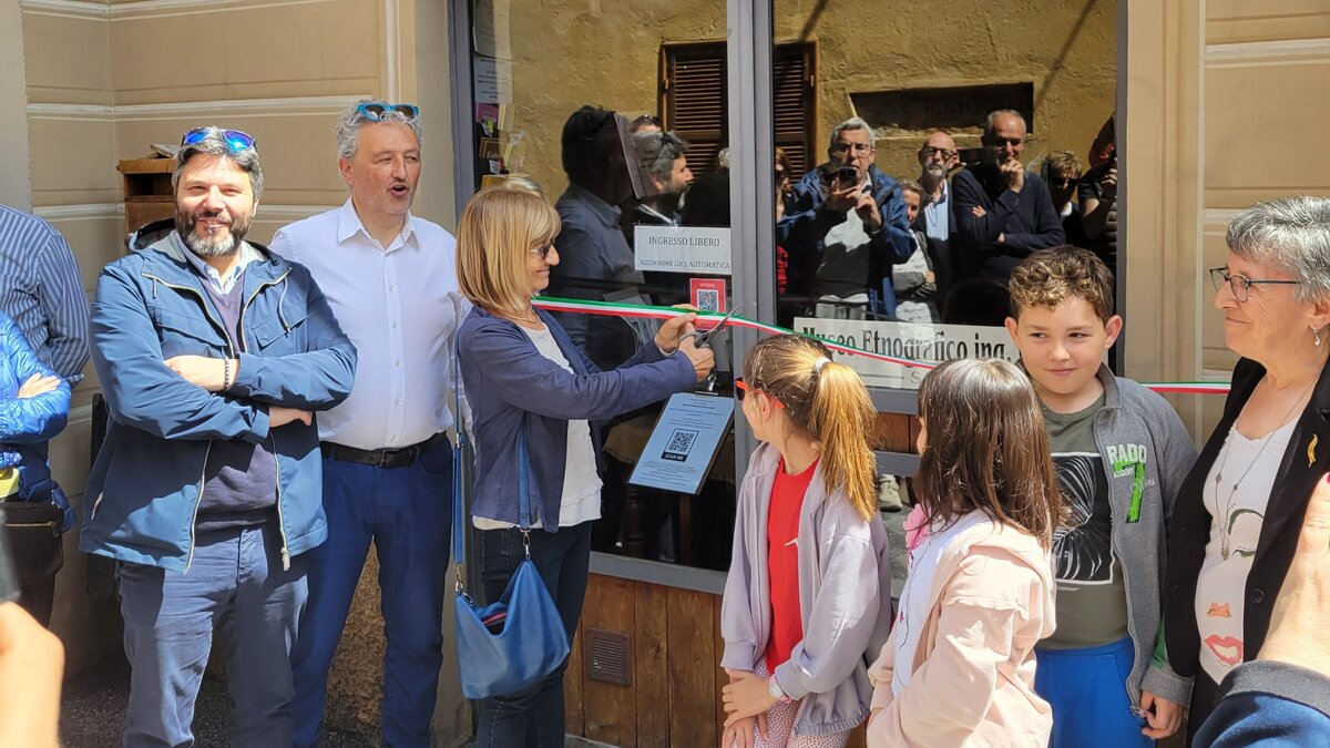 Il taglio del nastro per l'inaugurazione dei nuovi allestimenti del Museo etnografico Cesare Vinaj.