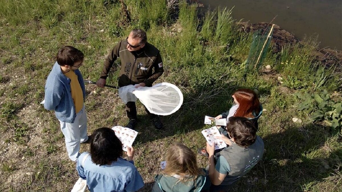 Il guardiaparco Mario Dalmasso e alcuni volontari impegnati nel transetto farfalle | Archivio APAM