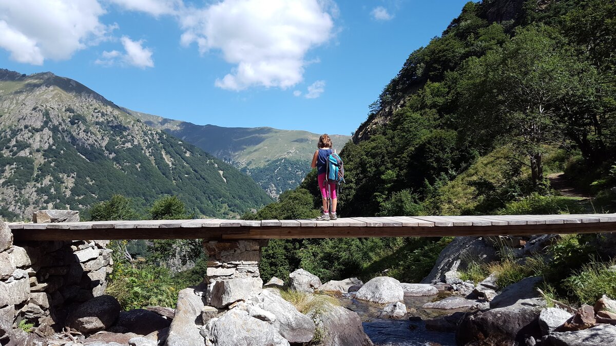 Nella fotografia: la passerella della Vagliotta che è in corso di manutenzione | G. Bernardi.