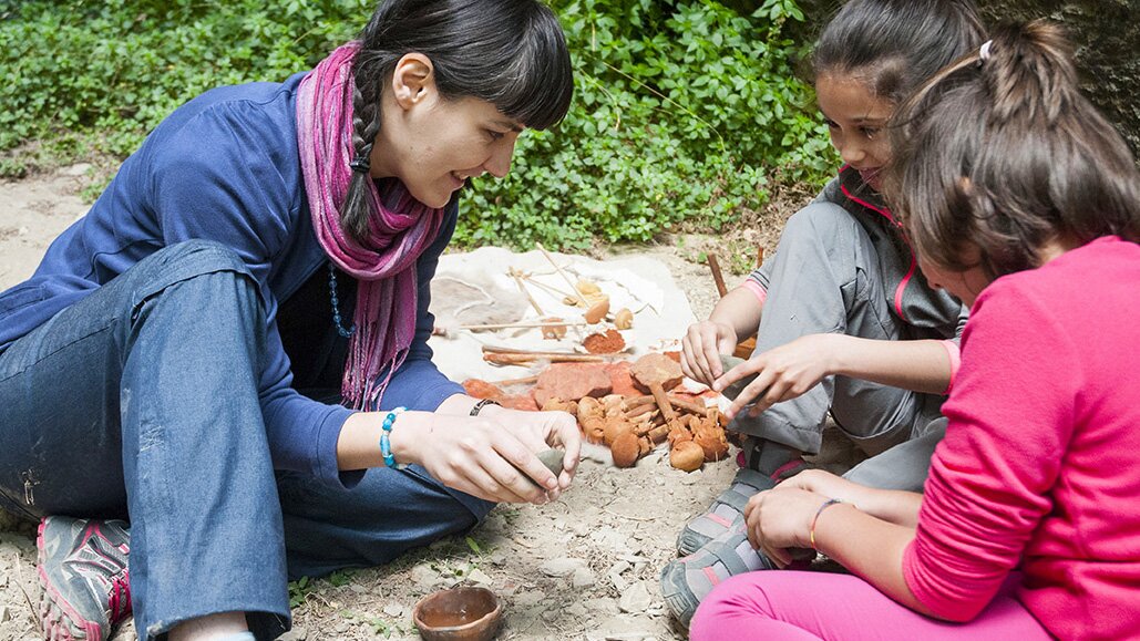 nella foto: Laboratorio con bambini alle Grotte del Bandito | G. Bernardi