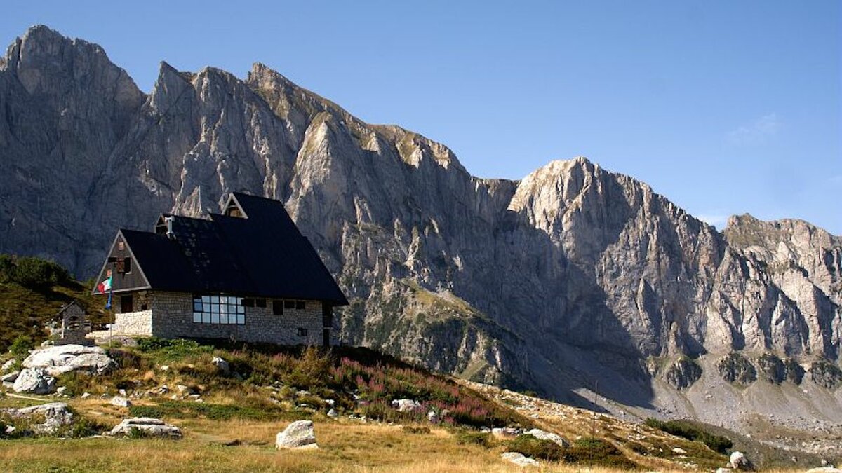 Il Rifugio Garelli in una fotografia di P. Bolla