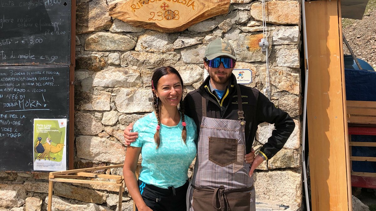 Nella foto: Tiziana Fantino con Marco Bassino, gestore del rif. Questa.