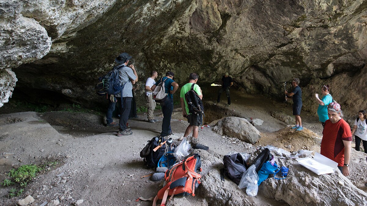 Nella foto un gruppo a Cantieri aperti alle Grotte di Aisone nel 2023 | G. Bernardi.