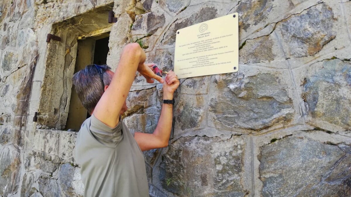 Nella fotografia: I guardiaparco durante l'istallazione della nuova targa | J. Beauchamp
