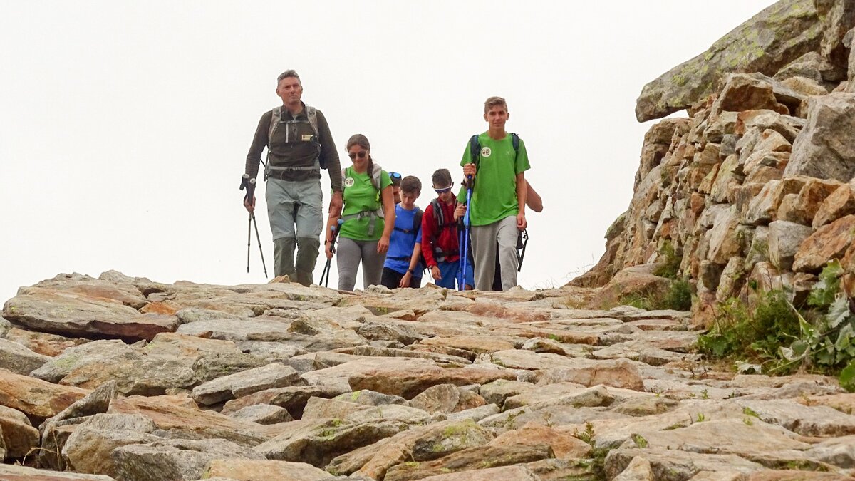 Nella foto: un guardiaparco e alcuni ragazzi diabetici in un momento di una delle scorse edizioni del “Diab3kking” nel Parco | F. Pellegrino.