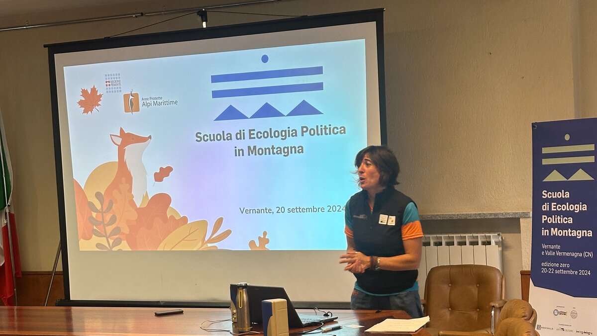 Nella foto: l'intervento di Irene Borgna, alla scuola di Ecologia Politica in Montagna che si è tenuto nella sala consiliare del Comune di Vernante | G. Bernardi.