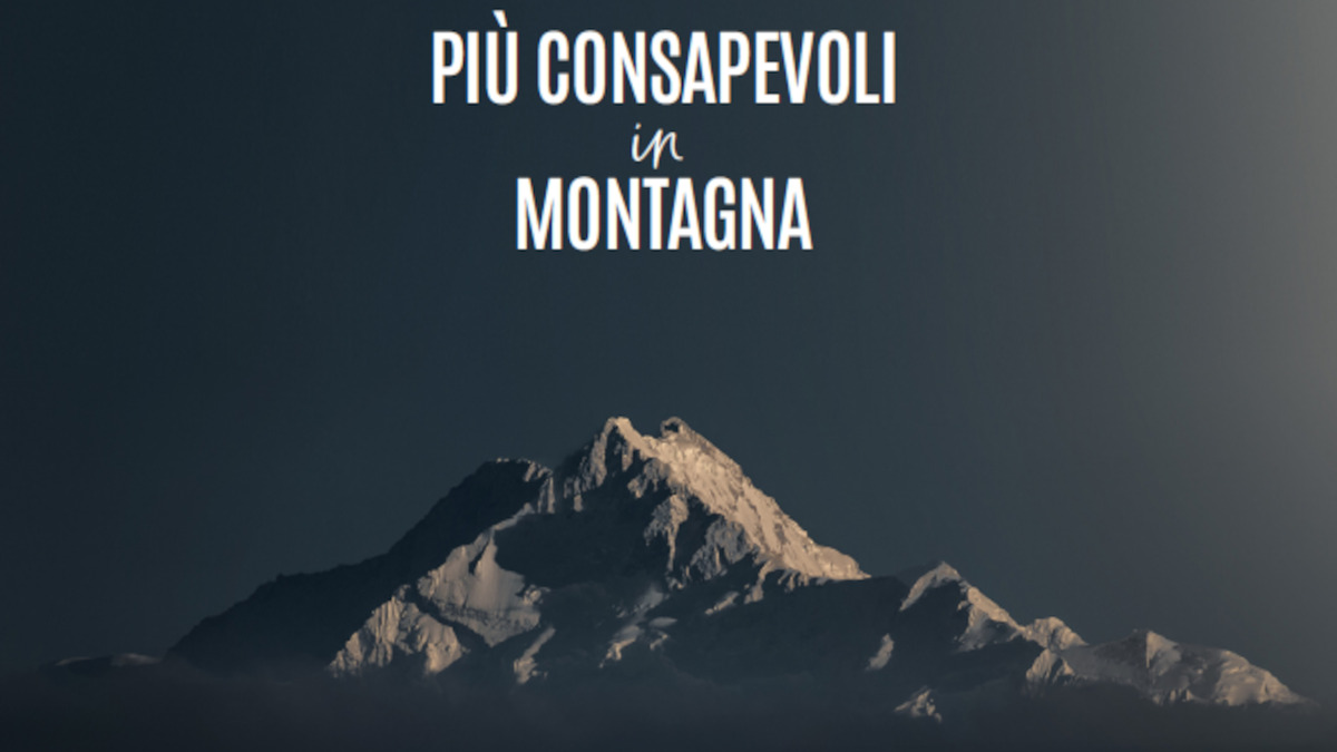 Nella fotografia: l'immagine di una montagna e la scritta Più consapevoli in montagna