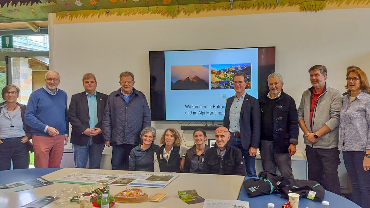 nella fotografia: la delegazione tedesca nella sede del Parco di Entracque con presidente del Parco, sindaco di Entracque e personale tecnico del Centro Grandi Carnivori | C. Dutto.