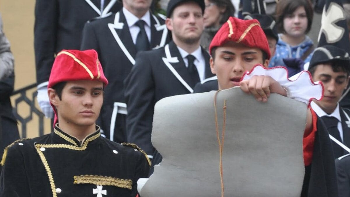 Nella fotografia: un ragazzo in costume annuncia l'inizio de Le Parlate | Gruppo storico Le Parlate.