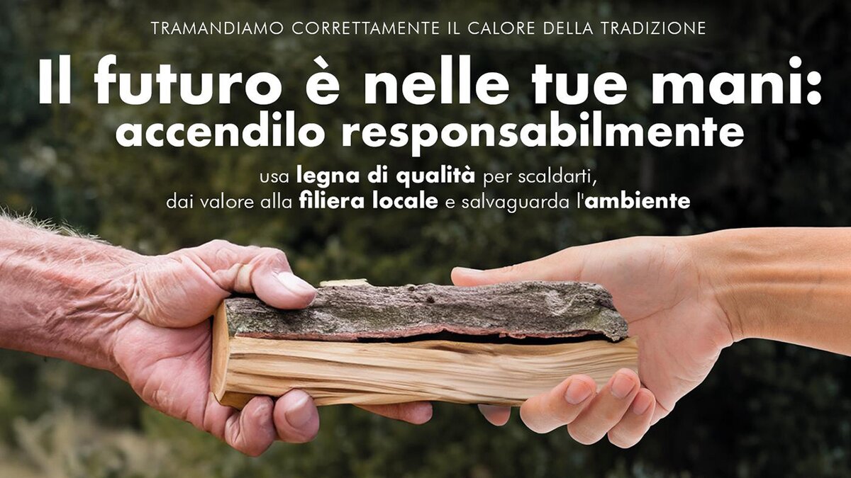 Un'immagine della campagna di comunicazione della Regione Piemonte si vedono due mani che si scambiano un ciocco di legno ed è sovraimpressa la scritta Il futuro è nelle tue mani: accendilo responsabilmente!