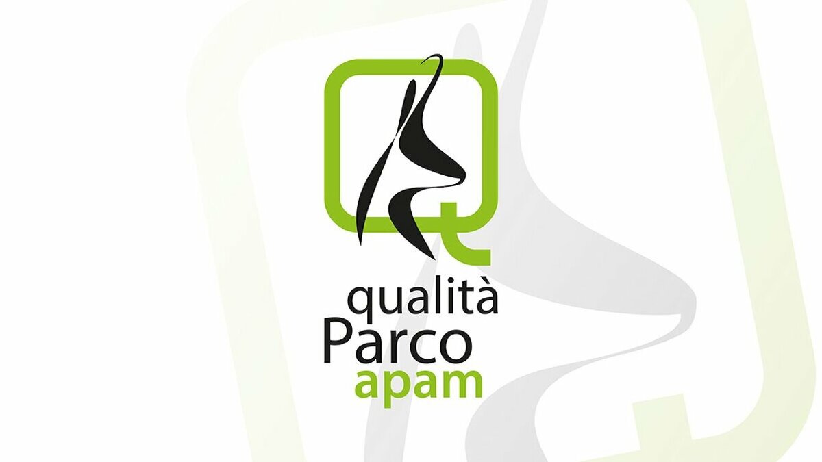 Nella foto è rappresentato il logo del marchio Qualità Parco APAM: una Q verde con all'interno la testa di camoscio, simbolo delle Aree Protette Alpi Marittime. Lo sfondo è bianco con sfocato lo stesso logo precedentemente descritto.