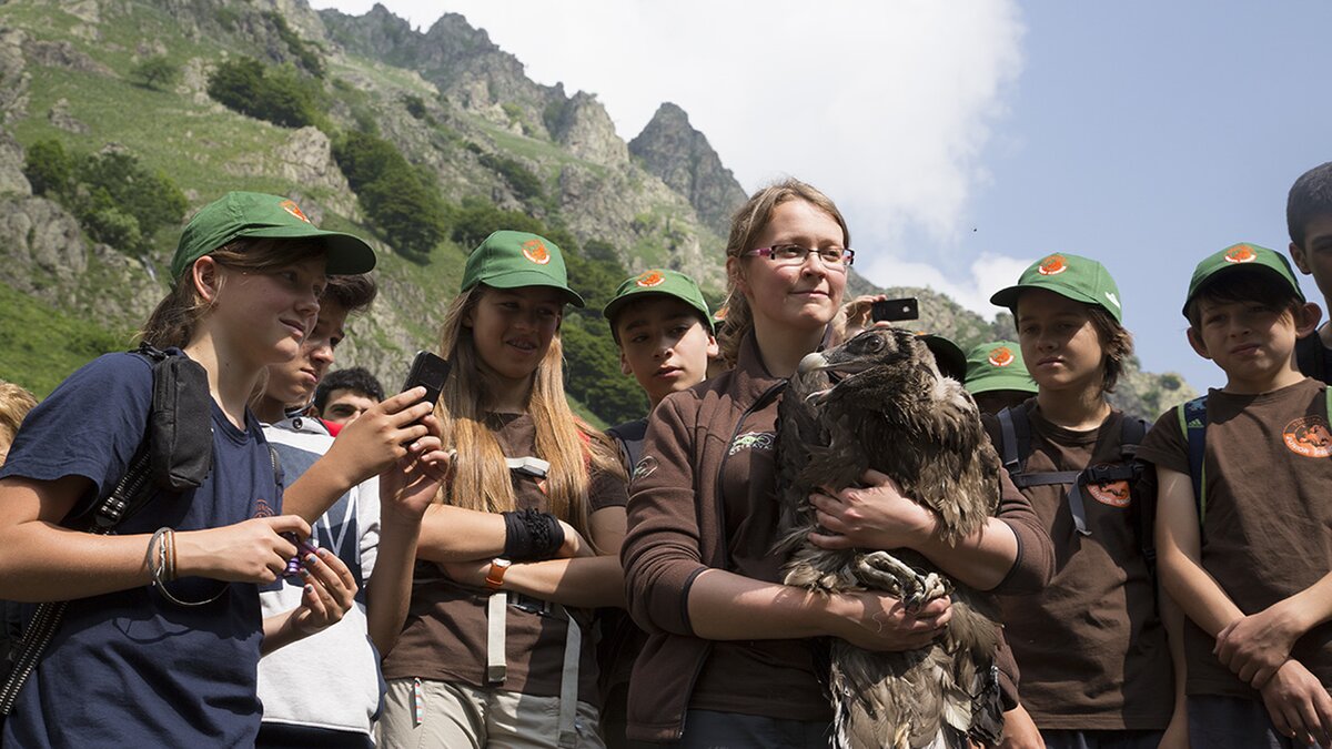 Foto storica del 2015 con i Junior Ranger, protagonisti del rilascio del gipeto nel Parco | G. Bernardi.