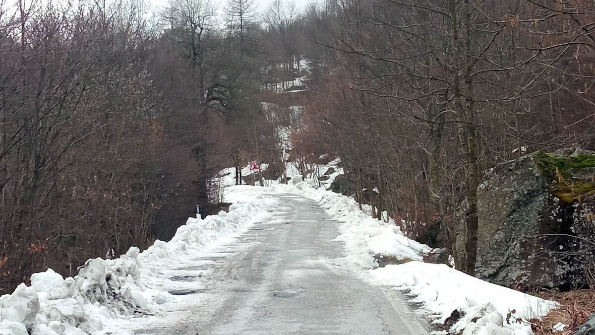 La Strada provinciale per le Terme di Valdieri in seguito agli interventi di sgombero neve | Archivio APAM