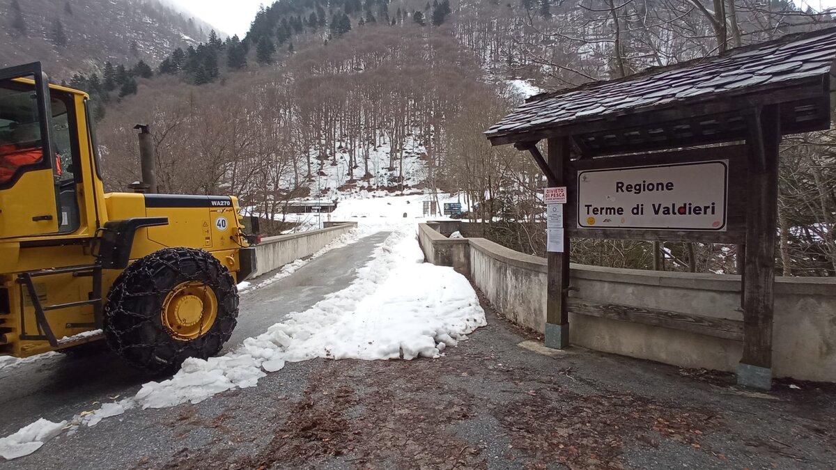 Nella fotografia la pala, all'ingresso delle Terme, che ha aperto la strada delle Terme (si vede anche il cartello della località). Fine descrizione foto.