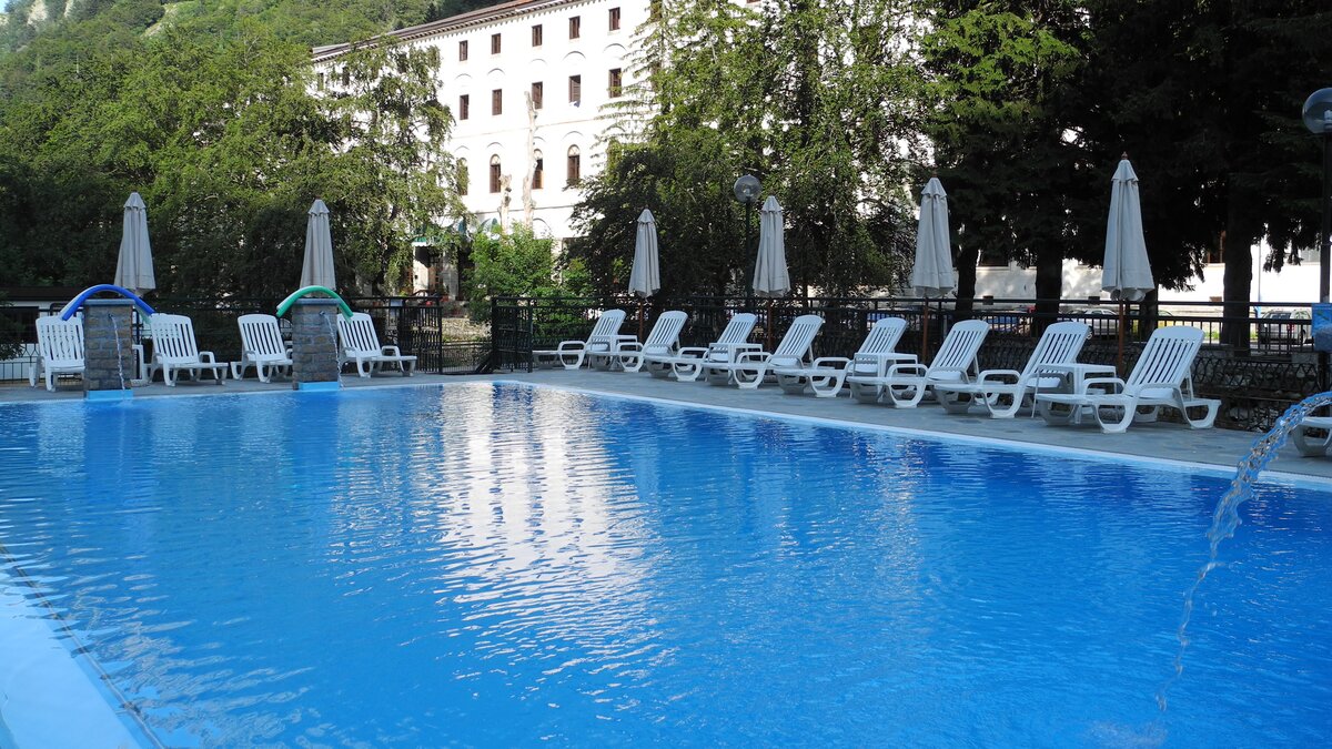 Nella fotografia: primo piano di una delle piscine delle Terme di Valdieri; sullo sfondo l'albergo Royal | A. Rivelli. Fine descrizione fotografia.