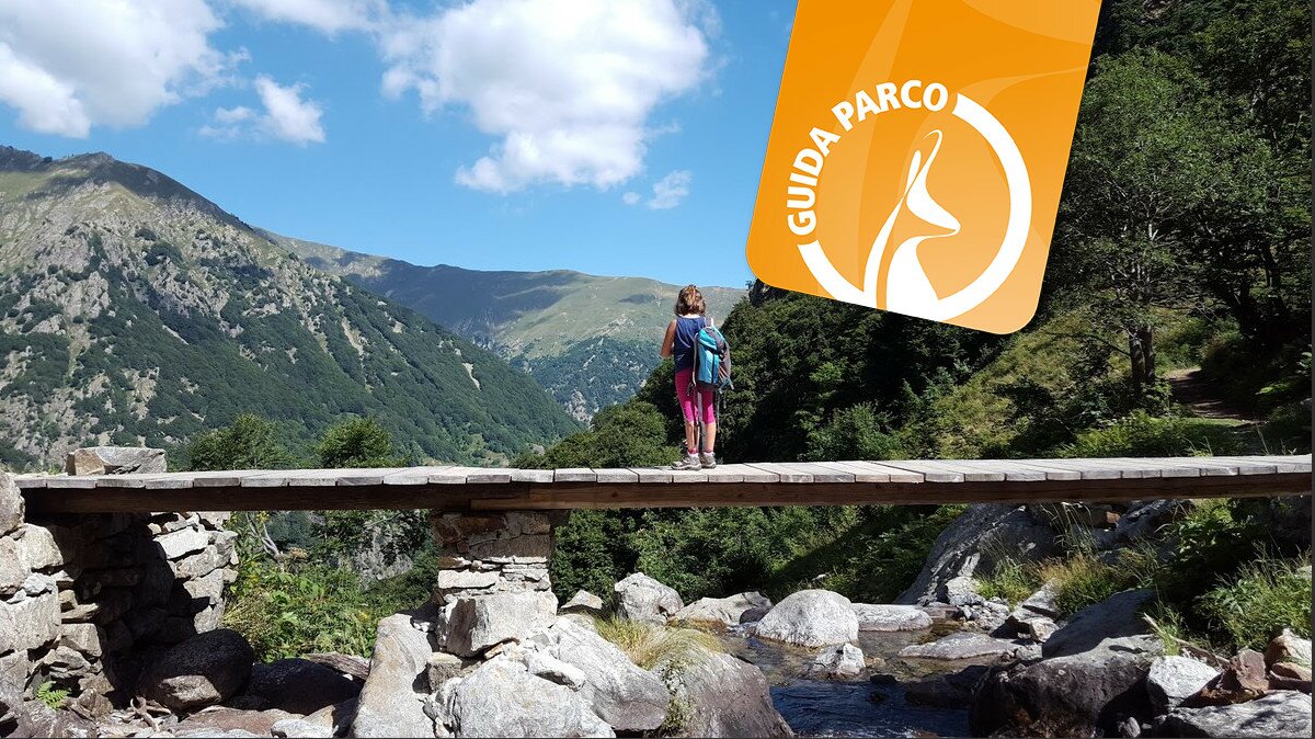La foto mostra la passerella della Vagliotta, sopra c'è una bambina, vista di spalle, che osserva il panorama di fronte a lei. Scatto di Giorgio Bernardi. Fine della descrizione.