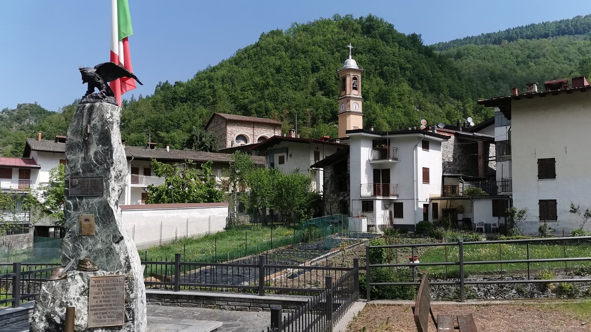 Nella fotografia: scorcio di Roaschia con in primo piano il monumento degli alpini caduti nelle due guerre | G. Bernardi Fine descrizione immagine.
