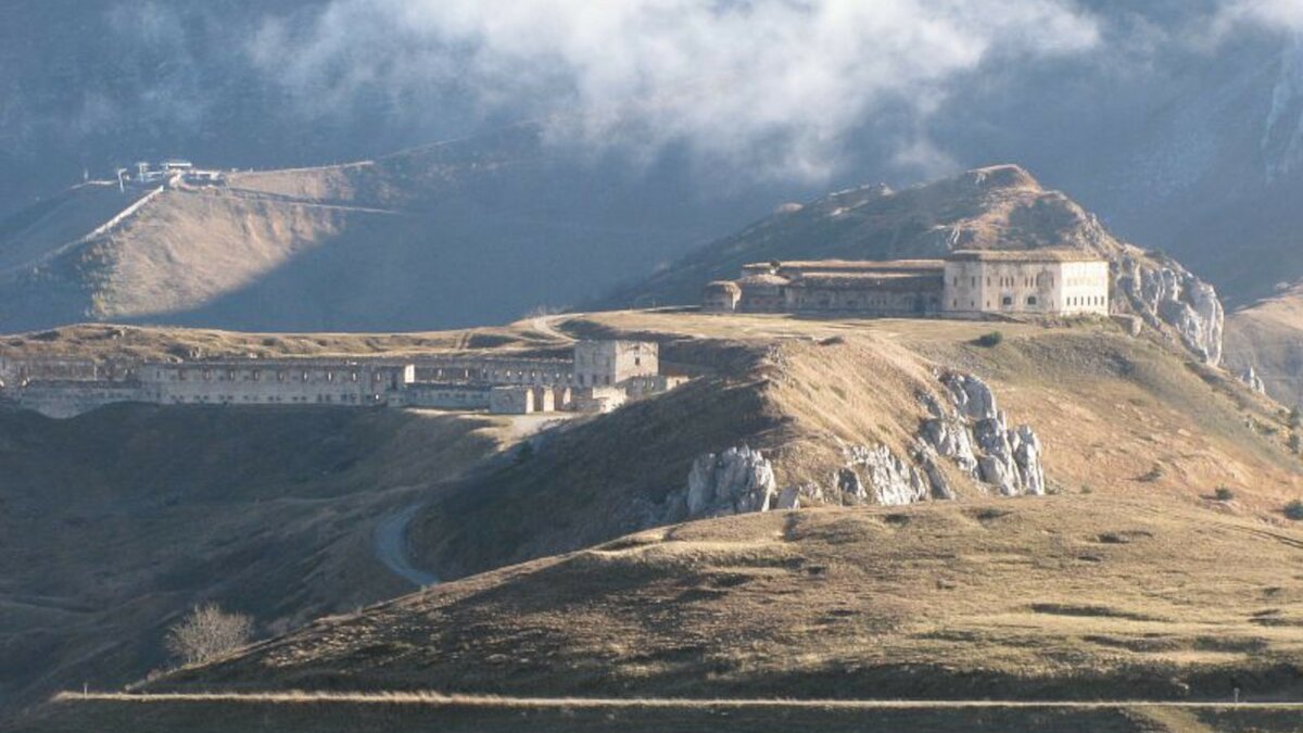 Lo scatto di A. Rivelli mostra, in alto a destra, il Forte Centrale del Colle di Tenda. Fine della descrizione.