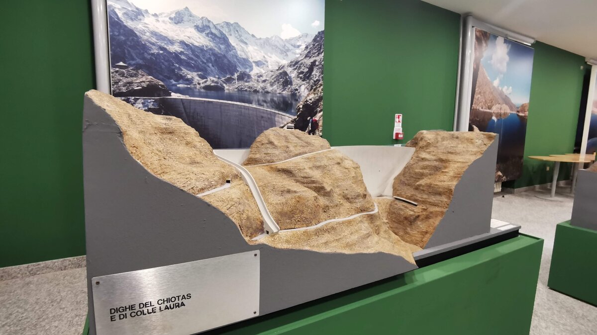 Nella foto: il modellino della diga del Chiotas; un particolare degli allestimenti del Centro visita Enel Green Power di Entracque | G. Bernardi. Fine descrizione fotografia.
