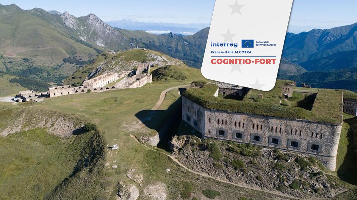 La foto di A. Beltrame mostra i Forti del Colle di Tenda fotografati dall'alto. Fine della descrizione.