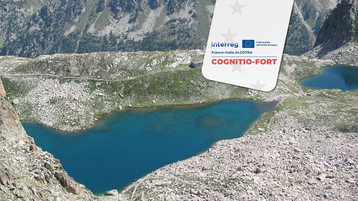 La fotografia di M. Contarino mostra, ripresi dall'alto, i Laghi di Fremamorta. Si notano le casermette. Fine della descrizione.